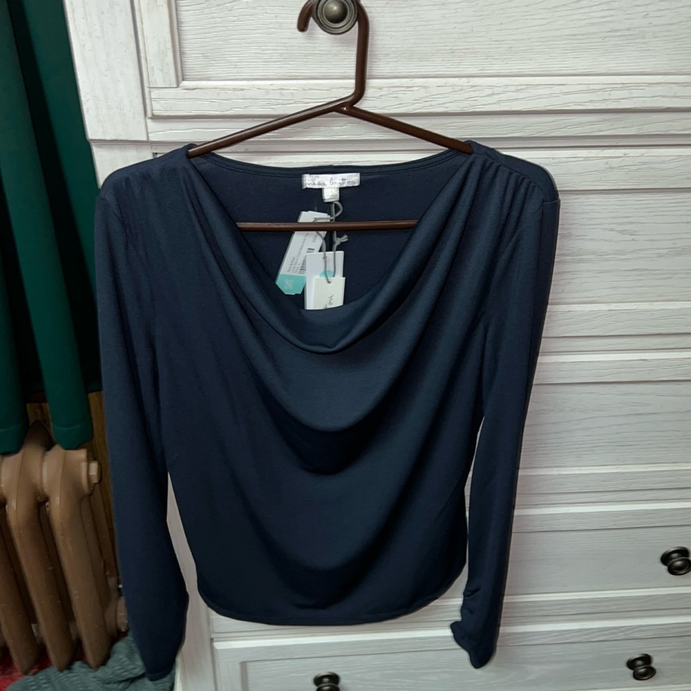 Nine Britton navy top, Sz L , HOWEVER FITS SMALLER IMO, NWT
